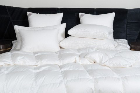 Подушка KING DOWN GRASS трехкамерная 3D средняя с бортиком 50х90