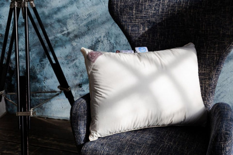 Подушка QUEEN DOWN GRASS упругая с бортиком 50x68